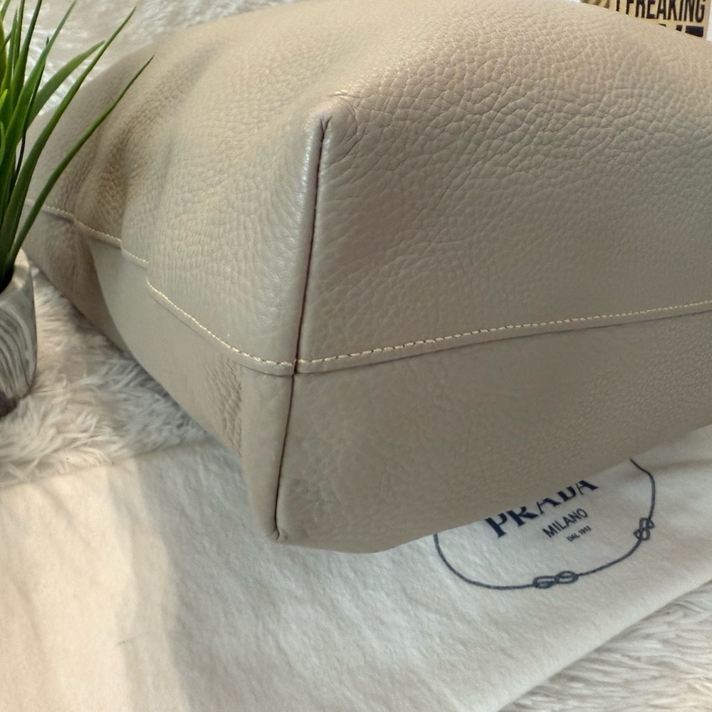 🎉HP🎉Prada Vitello Daino Tote/Satchel Handbag in Argilla Gray - Picture 11 of 16
